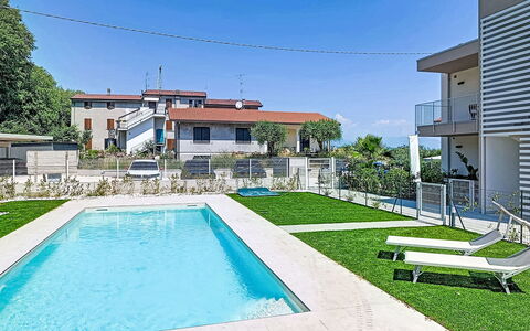 Residence Borgo Marinoni - Due: Svømmepøl, Boligområde, Thermae, Udvej, Kompositmateriale, Fritid, Estate, Kunstgræs, Hacienda, Villa