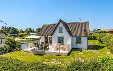 Alkmund - 100M from the Sea: Bygning, Græs, Hus, Hjem, Tag, Boligområde, Sommerhus, Arkitektur, Sky, Land Lot