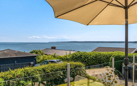 Alkmund - 100M from the Sea: Himmel, Hav, Skygge, Ocean, Kyst, Paraply, Udendørs Møbler, Stol, Tropics, Walkway