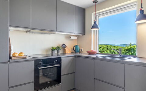 Alkmund - 100M from the Sea: Køkken, Køkken Apparat, Cabinetry, Countertop, Større Bandage, Indretning, Gulvbelægning, Træ, Husholdningsapparat, Komfur