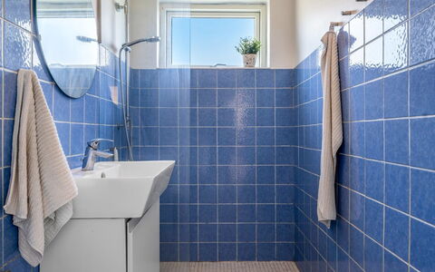Alkmund - 100M from the Sea: Blå, Gulvbelægning, Badeværelse, Sanitærarmatur, Etage, Flise, Kompositmateriale, Vvs, Toilet, Keramisk