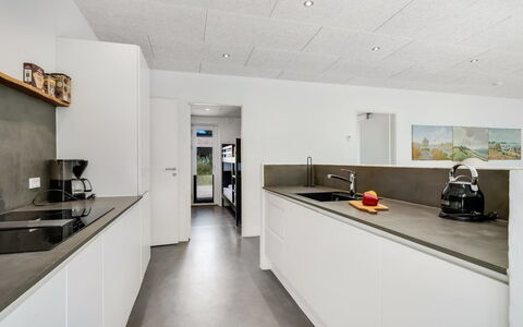 Øthi - 200M to the Fjord: Loft, Gulvbelægning, Indretning, Køkken, Etage, Countertop, Lejlighed, Lysarmatur, Større Bandage, Flise