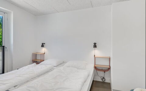 Øthi - 200M to the Fjord: Væg, Loft, Indretning, Gulvbelægning, Etage, Soveværelse, Værelse, Seng, Lejlighed, Bed Frame