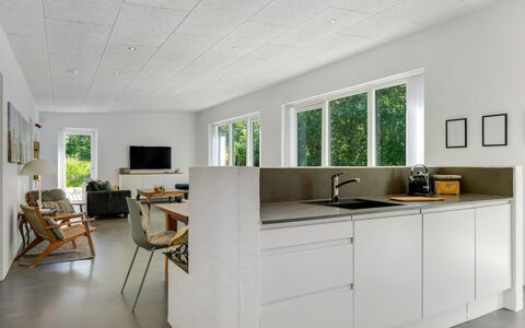 Øthi - 200M to the Fjord: Gulvbelægning, Loft, Træ, Etage, Indretning, Møbel, Køkken, Værelse, Trægulve, Countertop
