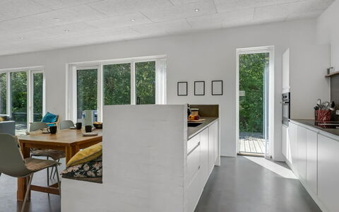 Øthi - 200M to the Fjord: Gulvbelægning, Væg, Etage, Træ, Indretning, Loft, Møbel, Countertop, Køkken, Trægulve