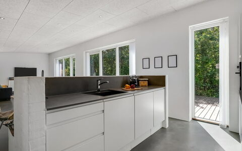 Øthi - 200M to the Fjord: Gulvbelægning, Etage, Træ, Loft, Indretning, Køkken, Trægulve, Værelse, Countertop