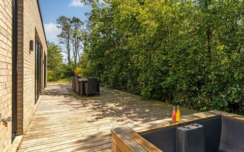 Øthi - 200M to the Fjord: Træ, Kompositmateriale, Hårdttræ, Dæk, Planke, Bejdse, Trægulve, Have, Skygge, Eco Hotel