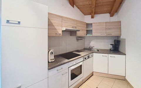 Vöstl: Køkken, Køkken Apparat, Countertop, Gulvbelægning, Indretning, Træ, Større Bandage, Cabinetry, Etage, Loft