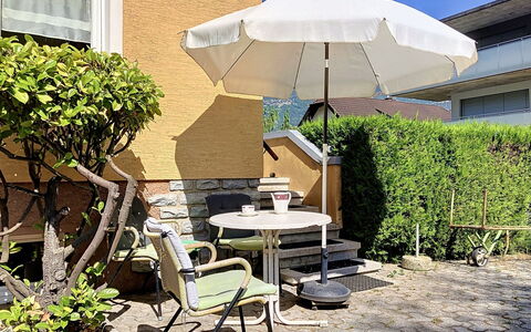 Cètici: Møbel, Paraply, Udendørs Møbler, Stol, Udendørs Bord, Skygge, Have, Blomsterkrukke, Gårdhave, Stueplante