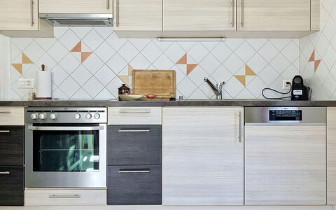 Cètici: Køkken, Gulvbelægning, Etage, Cabinetry, Countertop, Kompositmateriale, Flise, Køkken Apparat, Større Bandage