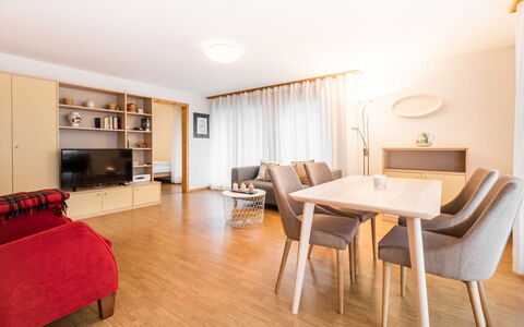 Val Mulin 8.2: Møbel, Indretning, Gulvbelægning, Etage, Træ, Værelse, Loft, Couch, Bord, Stue