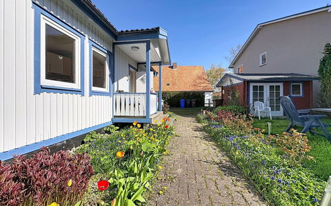 Wiek 200: Hus, Hjem, Boligområde, Tag, Busk, Sidespor, Sommerhus, Dør, Have, Gård