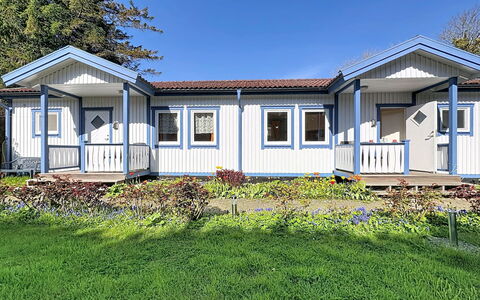 Wiek 200: Hjem, Hus, Sidespor, Dør, Sommerhus, Tag, Land Lot, Veranda, Estate, Maling