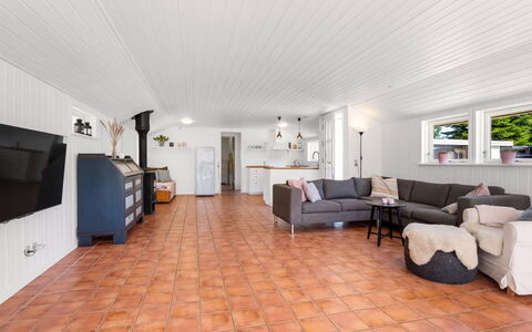 Lagho - 400M from the Sea: Træ, Gulvbelægning, Etage, Loft, Trægulve, Hårdttræ, Couch, Bejdse, Stue