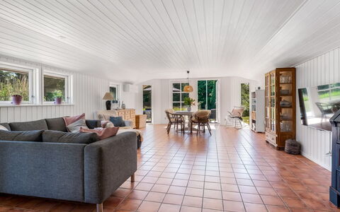 Lagho - 400M from the Sea: Gulvbelægning, Træ, Loft, Etage, Indretning, Trægulve, Couch, Hårdttræ, Stue, Bejdse