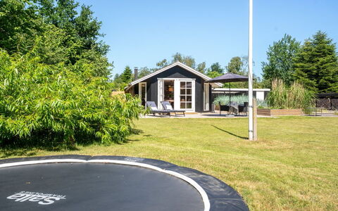 Lagho - 400M from the Sea: Græs, Lawn, Have, Sommerhus, Gård, Garden Bygninger, Skygge, Backyard, Landscaping, Parkere