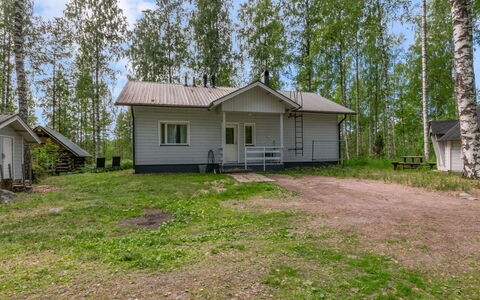 Lääsänäyräs: Møbel, Udendørs Møbler, Stol, Skygge, Udendørs Bord, Stueplante, Gårdhave, Gård, Design, Altan