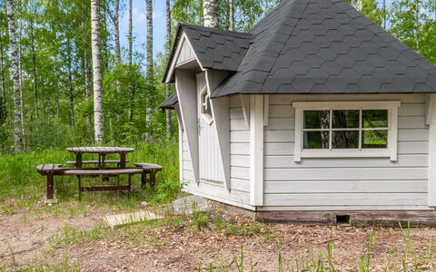 Lääsänäyräs: Møbel, Udendørs Møbler, Stol, Skygge, Udendørs Bord, Stueplante, Gårdhave, Gård, Design, Altan