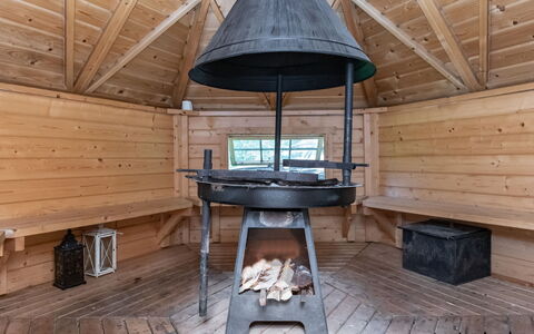Lääsänäyräs: Møbel, Udendørs Møbler, Stol, Skygge, Udendørs Bord, Stueplante, Gårdhave, Gård, Design, Altan