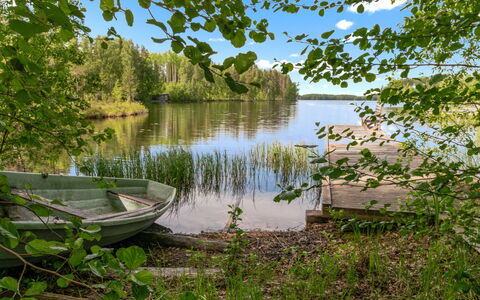 Lääsänäyräs: Møbel, Udendørs Møbler, Stol, Skygge, Udendørs Bord, Stueplante, Gårdhave, Gård, Design, Altan
