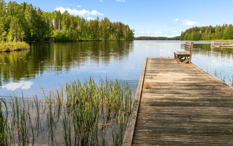 Lääsänäyräs: Møbel, Udendørs Møbler, Stol, Skygge, Udendørs Bord, Stueplante, Gårdhave, Gård, Design, Altan