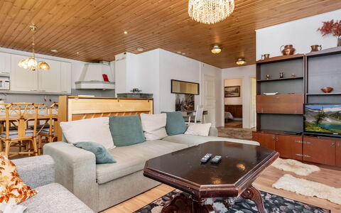 Lääsänäyräs: Møbel, Udendørs Møbler, Stol, Skygge, Udendørs Bord, Stueplante, Gårdhave, Gård, Design, Altan