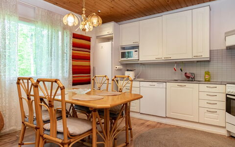 Lääsänäyräs: Møbel, Udendørs Møbler, Stol, Skygge, Udendørs Bord, Stueplante, Gårdhave, Gård, Design, Altan