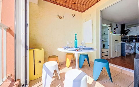 L'Acropole: Møbel, Udendørs Møbler, Stol, Skygge, Udendørs Bord, Stueplante, Gårdhave, Gård, Design, Altan