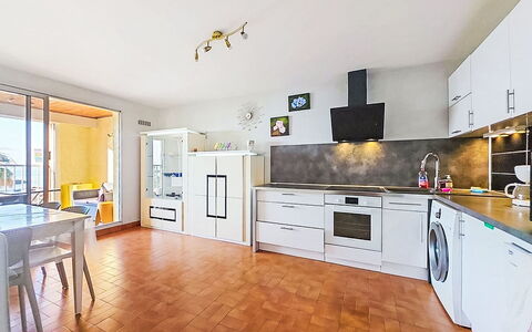 L'Acropole: Møbel, Udendørs Møbler, Stol, Skygge, Udendørs Bord, Stueplante, Gårdhave, Gård, Design, Altan