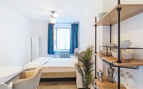 Via Monte Brione: Møbel, Udendørs Møbler, Stol, Skygge, Udendørs Bord, Stueplante, Gårdhave, Gård, Design, Altan
