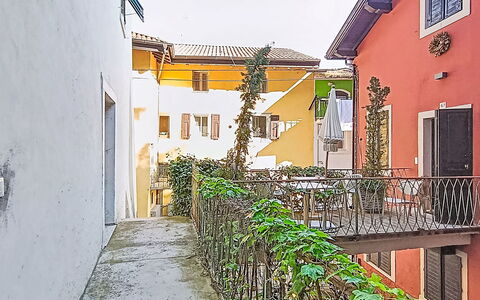 Via Monte Brione: Møbel, Udendørs Møbler, Stol, Skygge, Udendørs Bord, Stueplante, Gårdhave, Gård, Design, Altan