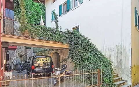 Via Monte Brione: Møbel, Udendørs Møbler, Stol, Skygge, Udendørs Bord, Stueplante, Gårdhave, Gård, Design, Altan