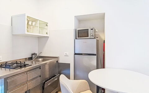 Via Monte Brione: Møbel, Udendørs Møbler, Stol, Skygge, Udendørs Bord, Stueplante, Gårdhave, Gård, Design, Altan