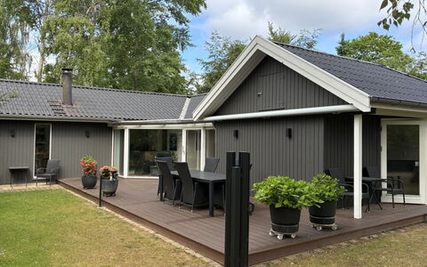 Floria - 500M from the Sea: Træ, Hus, Tag, Hjem, Sidespor, Sommerhus, Veranda, Have, Gård, Backyard