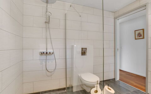 Floria - 500M from the Sea: Gulvbelægning, Væg, Etage, Indretning, Sanitærarmatur, Badeværelse, Loft, Flise, Toilet, Vvs