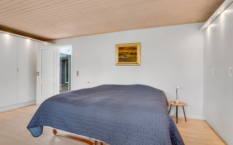 Floria - 500M from the Sea: Indretning, Gulvbelægning, Etage, Træ, Trægulve, Møbel, Loft, Soveværelse, Seng, Værelse