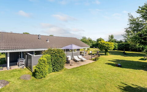 Kristanna - 1.2Km from the Sea: Hus, Tag, Hjem, Sommerhus, Lawn, Estate, Skygge, Stuehus, Have, Landscaping