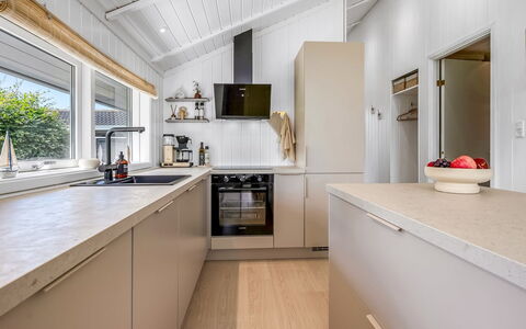 Kristanna - 1.2Km from the Sea: Køkken, Countertop, Indretning, Gulvbelægning, Køkken Apparat, Træ, Større Bandage, Loft, Cabinetry, Etage