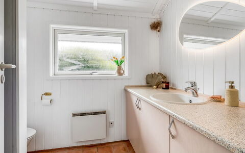 Kristanna - 1.2Km from the Sea: Sanitærarmatur, Gulvbelægning, Tap, Vvs, Etage, Badeværelse, Håndvask, Loft, Badeværelsesvask, Flise