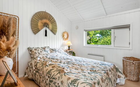 Kristanna - 1.2Km from the Sea: Soveværelse, Træ, Indretning, Seng, Sengetøj, Sengetøj, Loft, Møbel, Sengetøj, Gulvbelægning