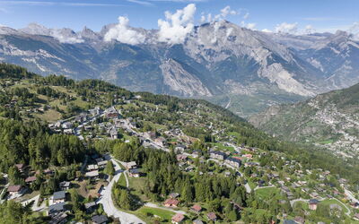 La Tzoumaz 9000: Bjergrige Landskabsformer, Bjerg, Highland, Bakke, Bjergkæde, Landskab, Hill Station, Terræn, Dal, Hældning