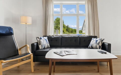 Toivo - 300M from the Sea: Møbel, Indretning, Gulvbelægning, Etage, Couch, Træ, Bord, Trægulve, Stue, Værelse