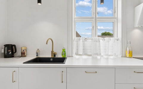 Toivo - 300M from the Sea: Indretning, Køkken, Countertop, Gulvbelægning, Cabinetry, Sanitærarmatur, Hjem, Lysarmatur, Belysning, Møbel