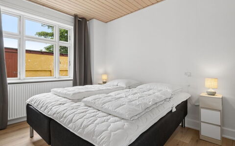 Toivo - 300M from the Sea: Soveværelse, Seng, Træ, Indretning, Gulvbelægning, Sengetøj, Etage, Loft, Bed Frame, Sengetøj
