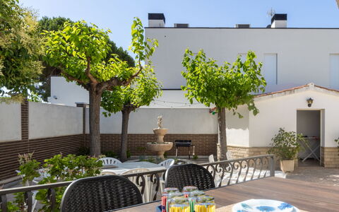 La Sirena: Møbel, Stol, Indretning, Bord, Værelse, Bejdse, Altan, Loft, Eco Hotel, Hårdttræ