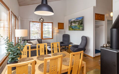 Karhunvartijan Tupa A4: Møbel, Indretning, Gulvbelægning, Etage, Væg, Træ, Loft, Couch, Værelse, Stue