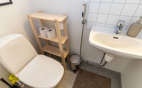 Karhunvartijan Tupa A4: Toiletbræt, Toilet, Sanitærarmatur, Badeværelse, Gulvbelægning, Etage, Indretning, Vvs, Værelse, Badeværelsesvask