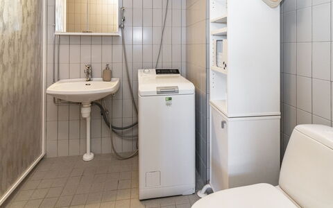 Karhunvartijan Tupa A4: Sanitærarmatur, Gulvbelægning, Etage, Indretning, Badeværelse, Toilet, Håndvask, Vvs, Værelse, Badeværelsesvask