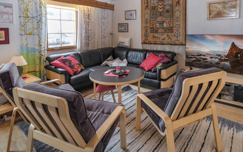 Teerenpesue D 27: Møbel, Indretning, Gulvbelægning, Træ, Etage, Loft, Værelse, Couch, Stue, Bord