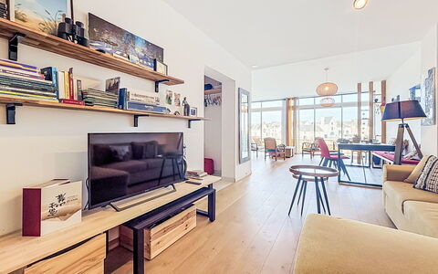 Sombreuil: Møbel, Indretning, Gulvbelægning, Etage, Trægulve, Træ, Couch, Loft, Stue, Værelse